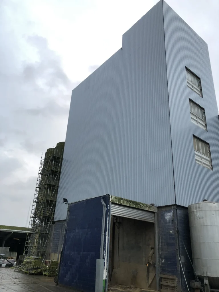 Monteren van nieuwe gevelbekleding fabriek
