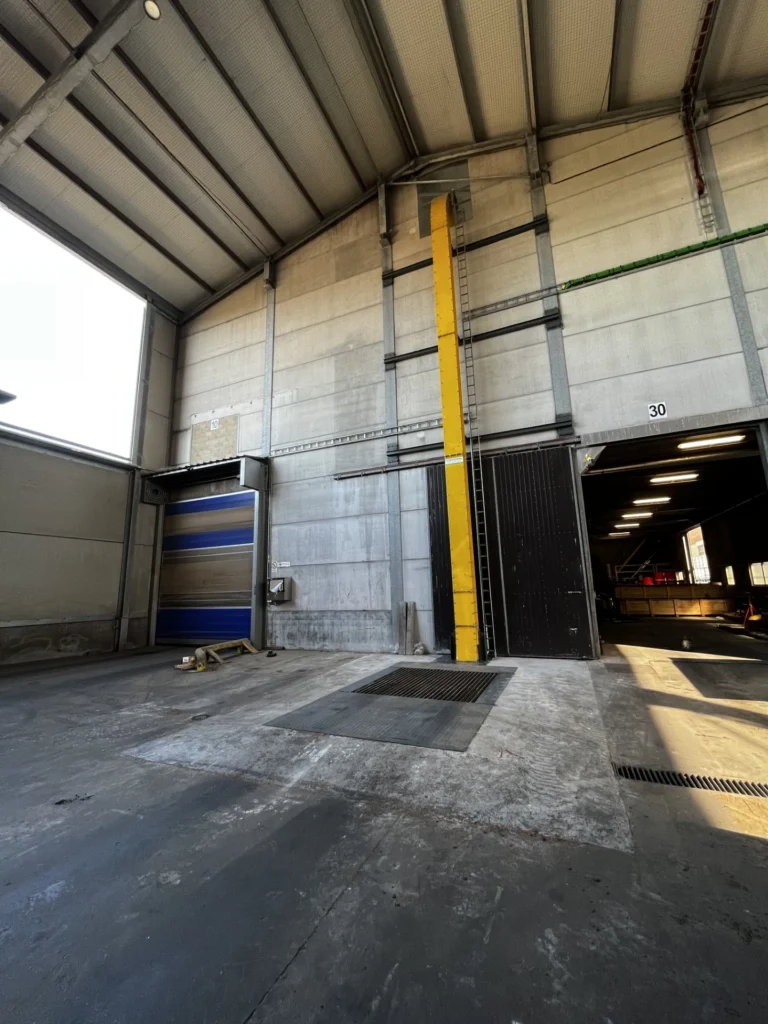 Stortput met kettingtransport naar grondstofsilo's