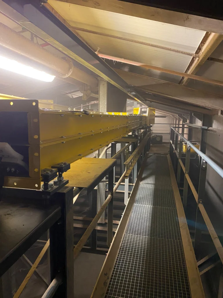 kettingtransport boven de grondstofsilo's