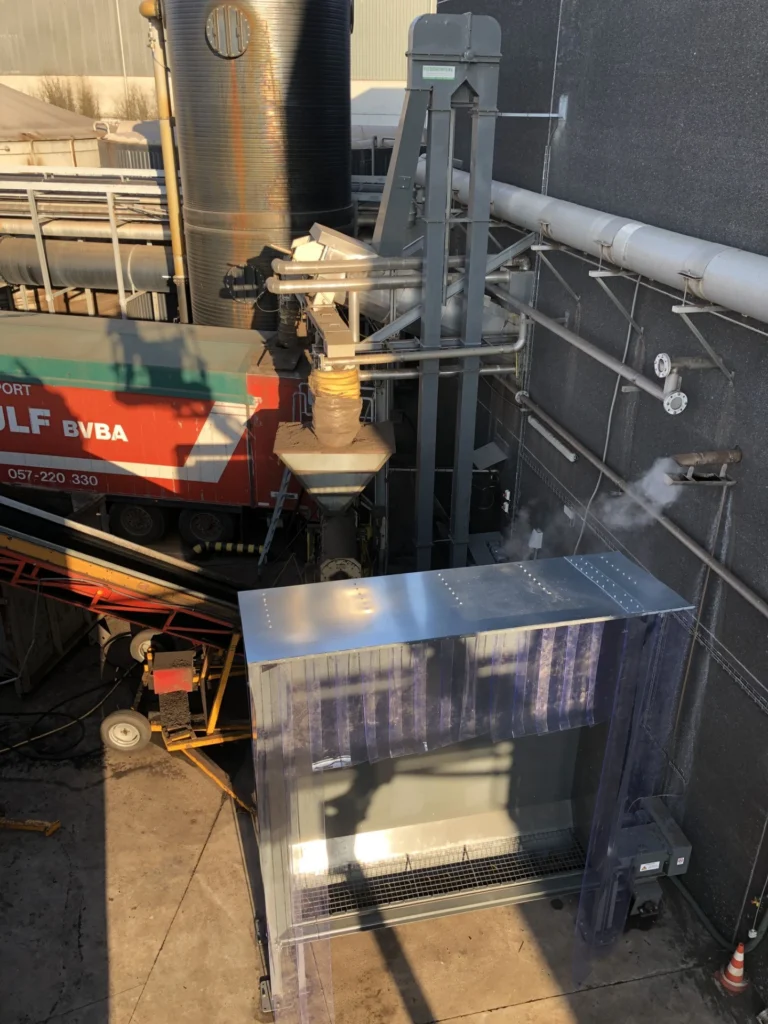  Stortinstallatie met uittrekschroef, extra transportschroef en occasie elevator