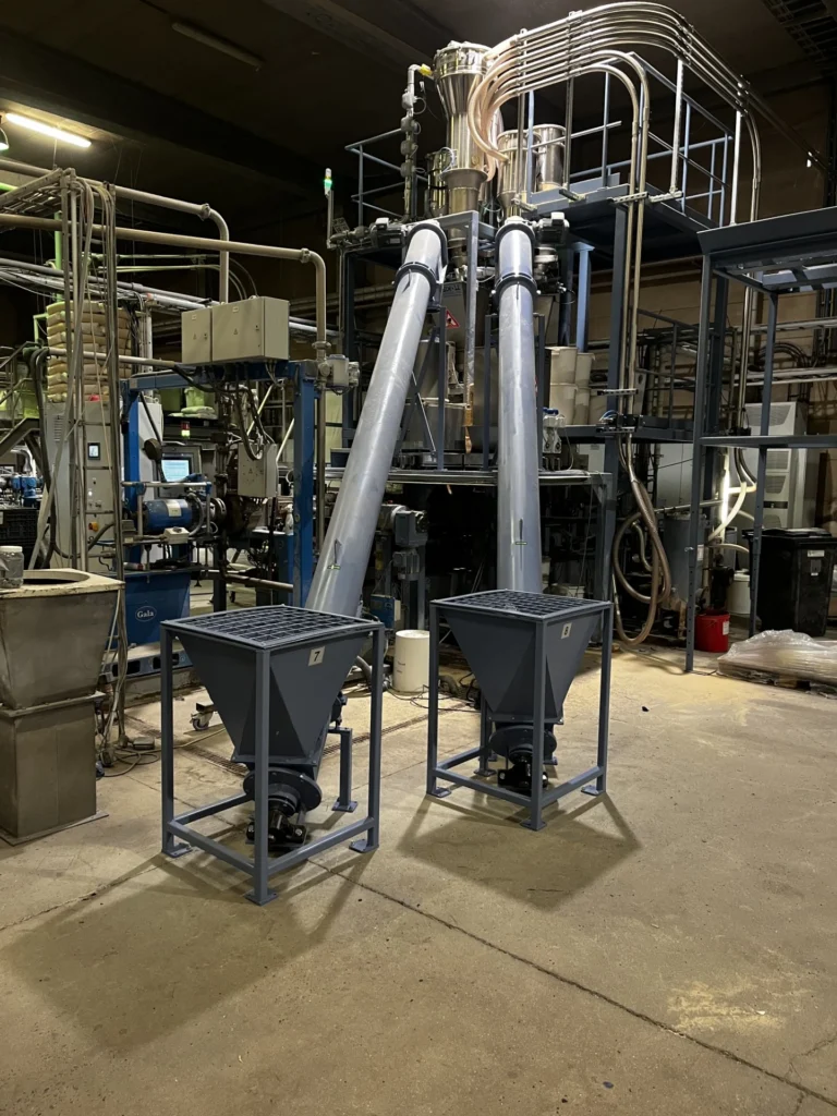 2 transportschroeven met vultrechter naar extruder